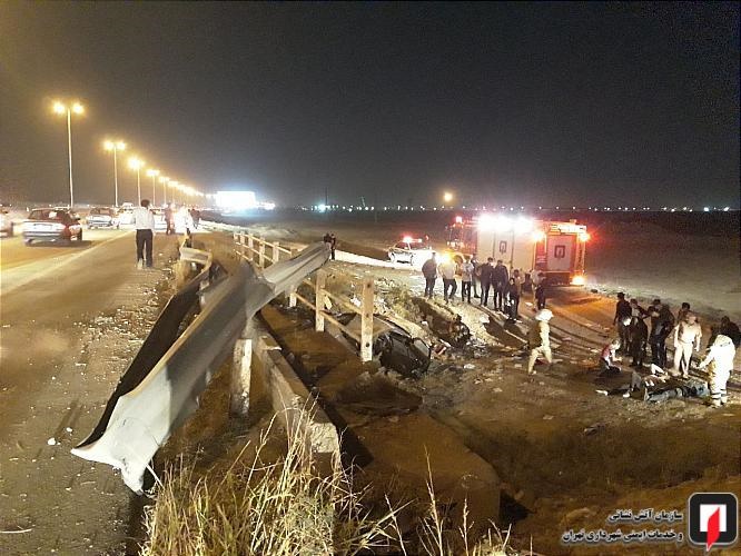 سقوط پژو پارس از روی پل روگذر خودرو در مسیر قم - تهران